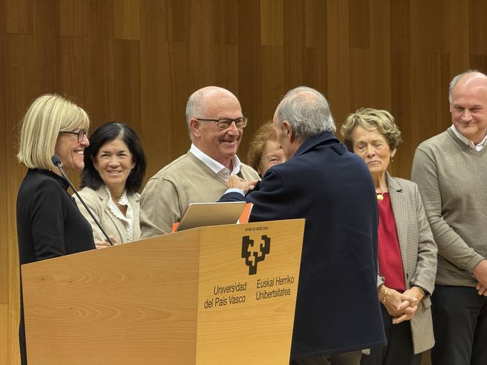 Hurkoa fundazioaren Urrezko H saria jaso du Javier Zubizarreta alkatea ohiak