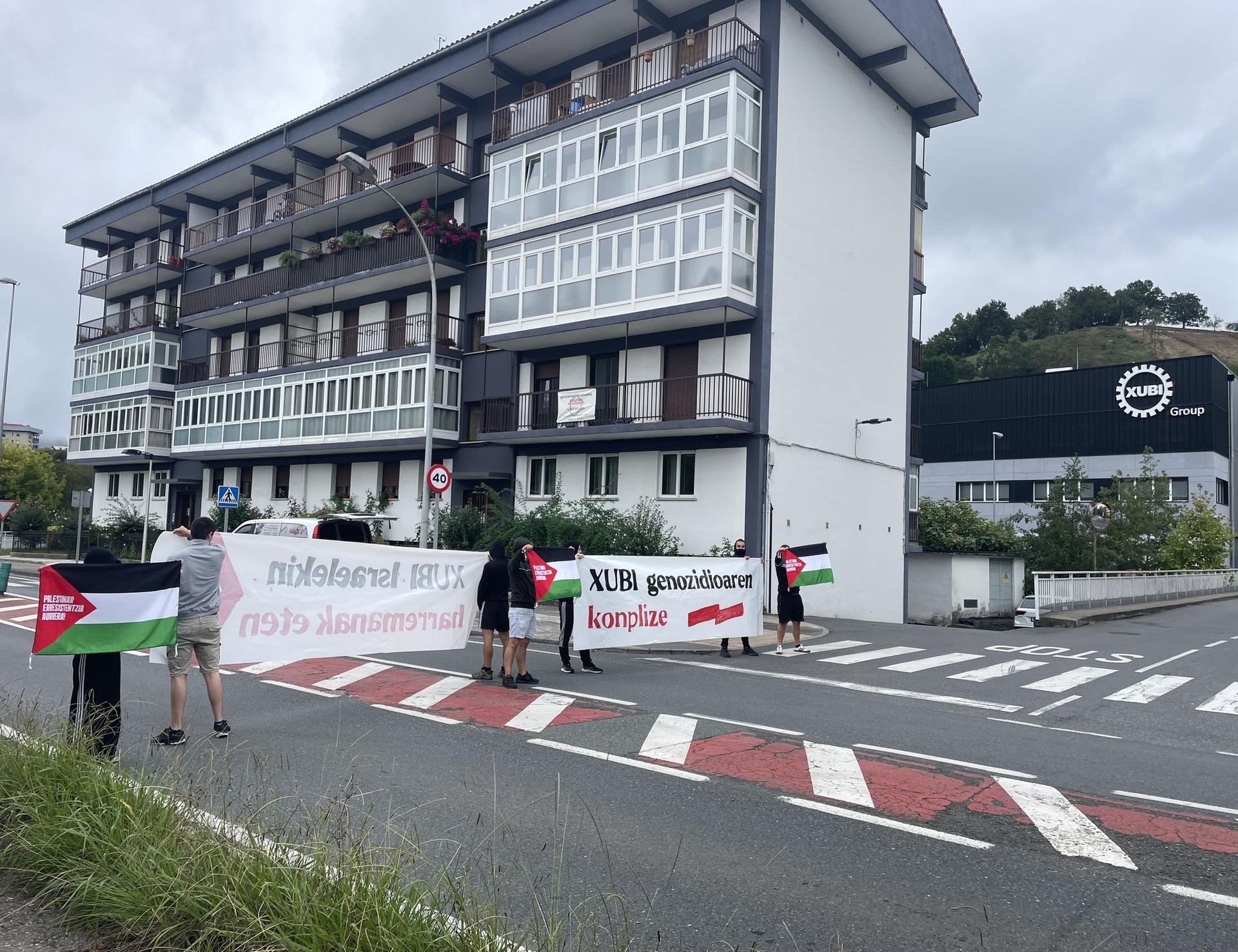Xubi Group Israelen konplize dela salatu eta errepidea moztu du Kontseilu Sozialistak