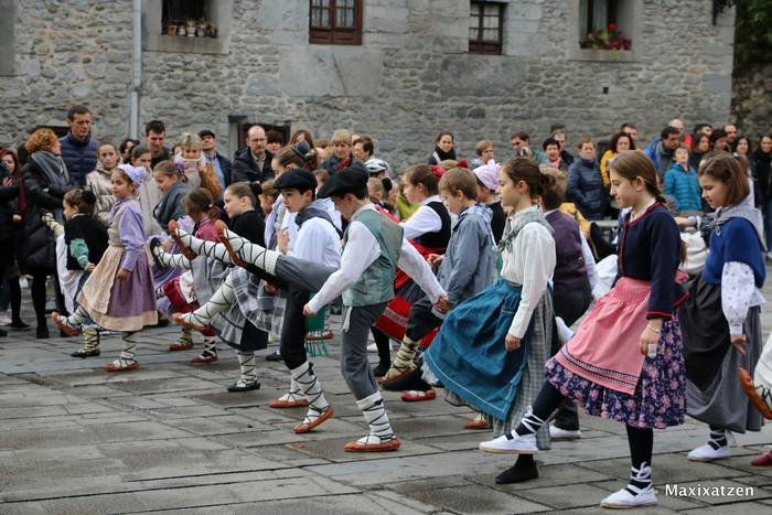 Bertan behera utzi dute Azkoitiko dantzari txikien kalejira