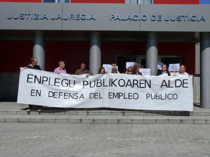 Azpeitiko Justizia administrazioko langileak murrizketen kontra ari dira