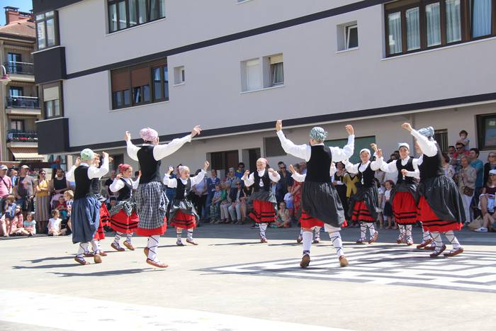 Udaberriaz ederki gozatu dute Salbide auzoan