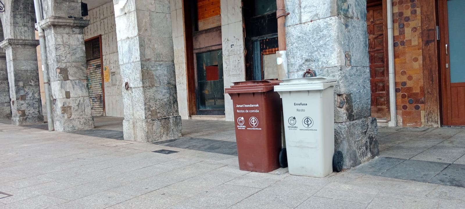 Saninazioetan eta abuztuan aldaketak izango dira hondakin komertzialak biltzeko ordutegian