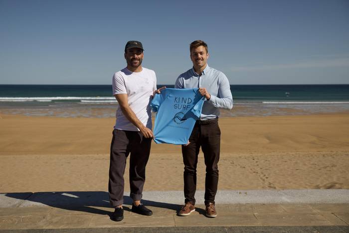 Surf egokituaren programa berria abiatu dute udalak eta Kind Surf erakundeak