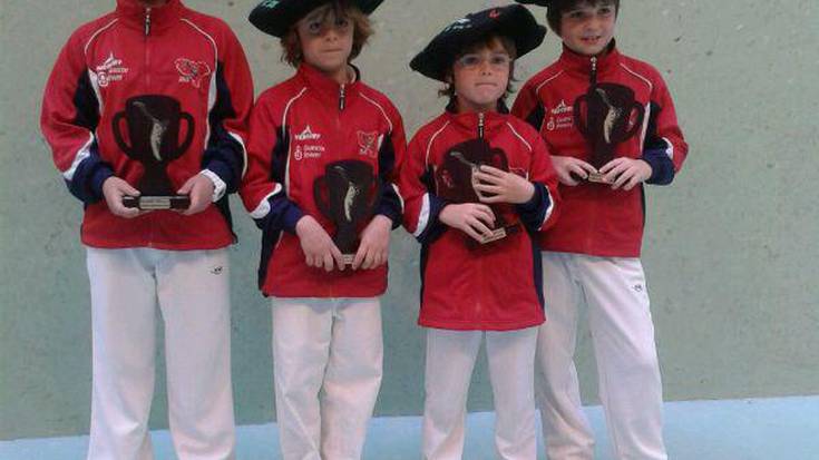 Zumaiako pilotari gazteak nagusi izan dira Iparraldean