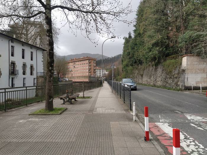 Eraberritze lanak tarteko, oinezkoen pasabidea itxiko dute aldi baterako Azkoitiko Altzibar etorbidean