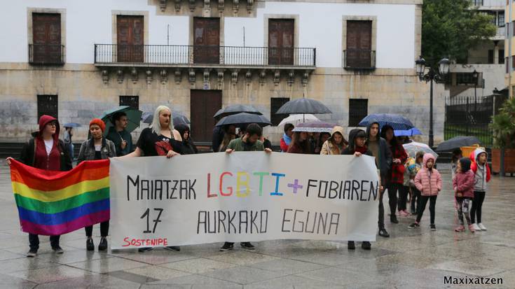 LGBTIfobia salatu dute azkoitiarrek elkarretaratzean