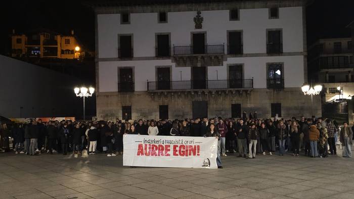 Gabon gaueko eraso matxista salatu dute elkarretaratze jendetsu batekin