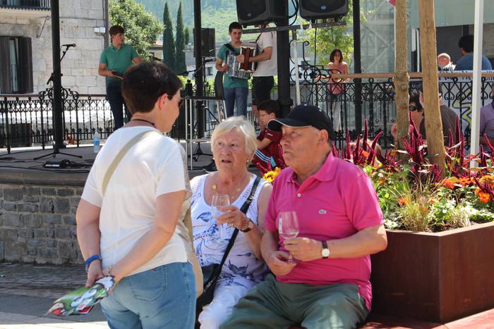 Getariako Txakolina, eguzkia eta beroa izan dira protagonistak, Azpeitiko II. Txakolin egunean