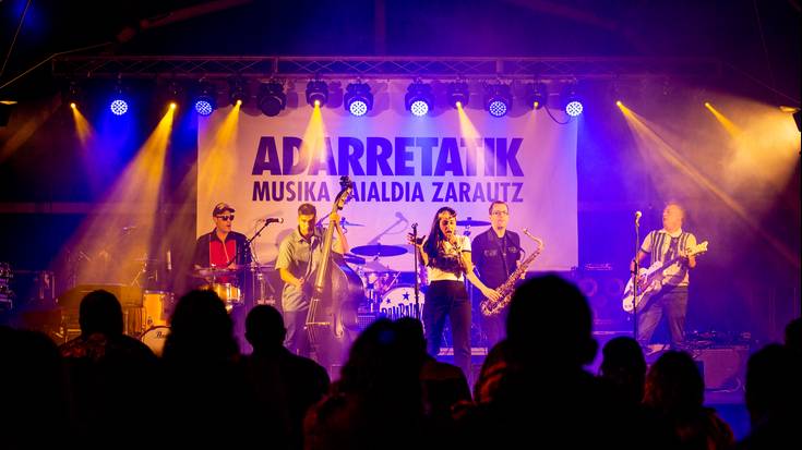 Adarretatik jaialdiak larunbatean emandakoa, irudietan