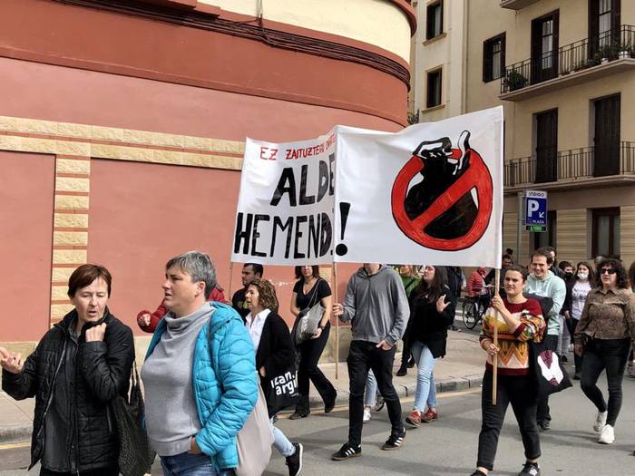 Indar okupatzaileen aurkako eta independentziaren aldeko aldarria kalera atera dute