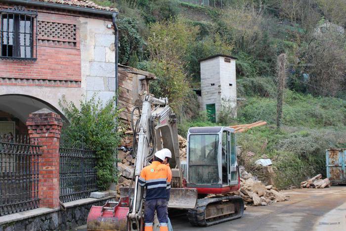 Azpeitiko Madalena baselizaren alboko etxeak botatzen ari dira