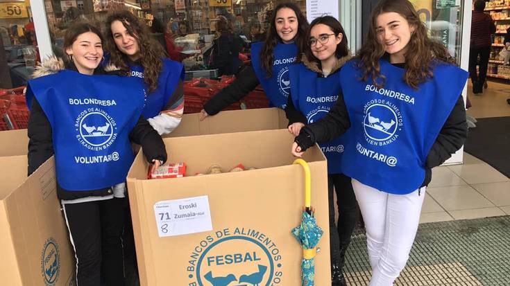 Bederatzi tona elikagai jaso dira Zumaian Janari Bankuarentzat