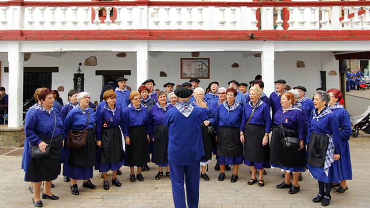Beheko Plaza abesbatzaren bi saio urtea amaitzeko