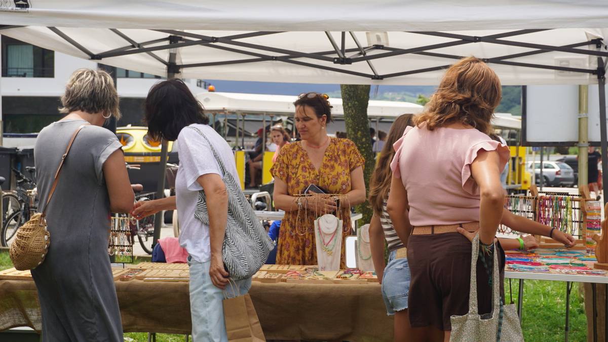 Jende ugari bildu du Mola Market egitasmoak
