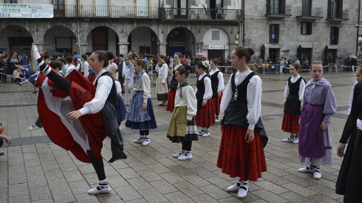 Dantzari txikien festa eguna egin dute