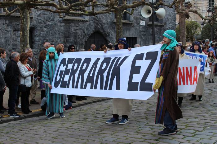 Gerraren aurkako aldarria zabalduz egin dute Ostiral Santu arratsaldeko prozesioa Azkoitian