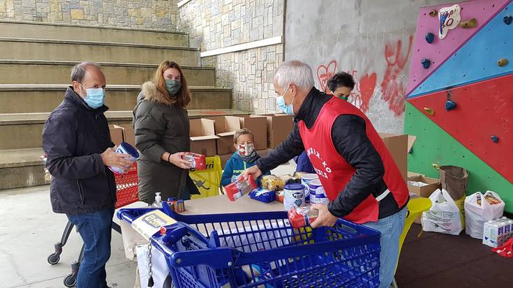 Bi tona elikagai jaso dituzte asteburuan Moriako errefuxiatuentzat