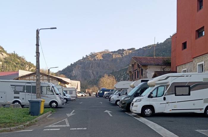 Estazioko autokarabanentzako aparkalekuaren ordenantzaz bilera irekia