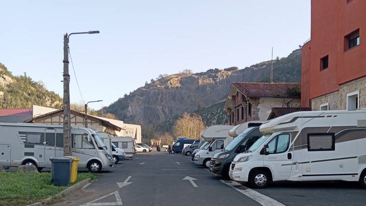 Estazioko autokarabanentzako aparkalekuaren araudiaz bilera irekia antolatu dute hilaren 16rako