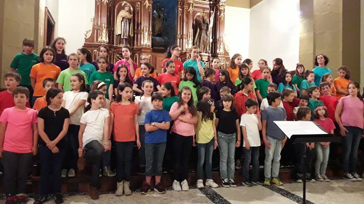 (BIDEOA) Araoz Gaztetxoa abesbatza eta Txori Txiki Musika Eskolako kantu korala