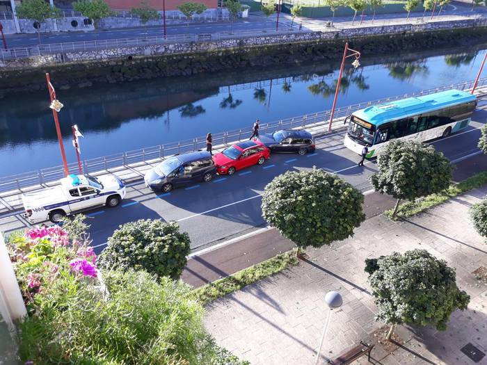 Lurraldebuseko autobus batek istripua izan du goizean Axular ibiltokian
