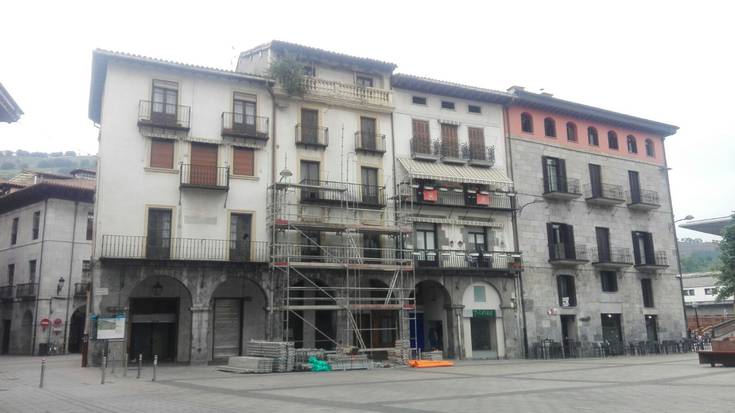Plazako eraikin bat eraitsiko dute, egoera txarrean dagoelako