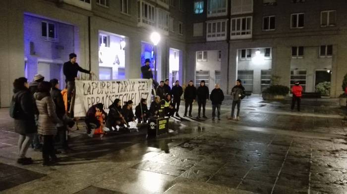 Erraustegiaren aurkako elkarretaratzea egin dute dozenatik gora lagunek Altuna y Uria enpresaren atarian