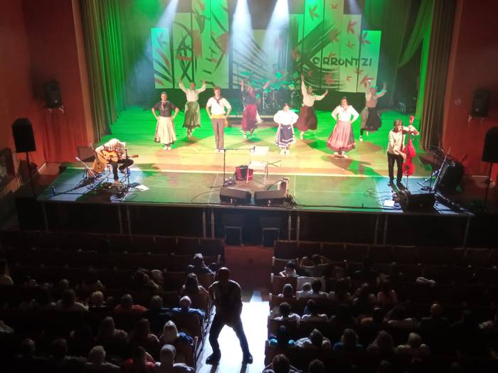 Korrontzik Bilbon emango duen kontzertuan parte hartuko dute Astinduko dantzariek