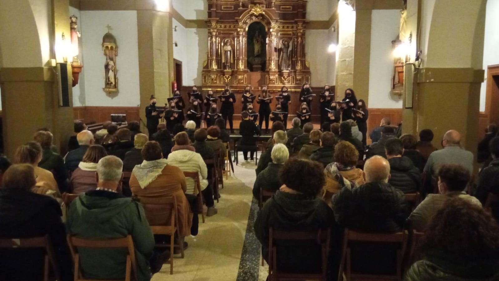 Komentua bete jende Dakapo abesbatzaren kontzertuan
