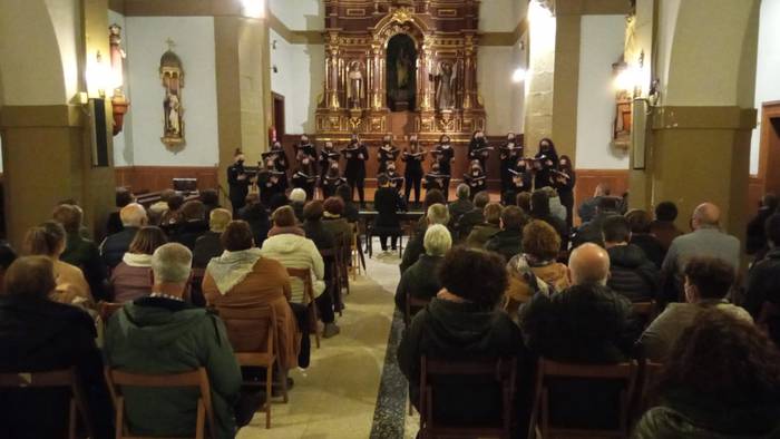 Komentua bete jende Dakapo abesbatzaren kontzertuan