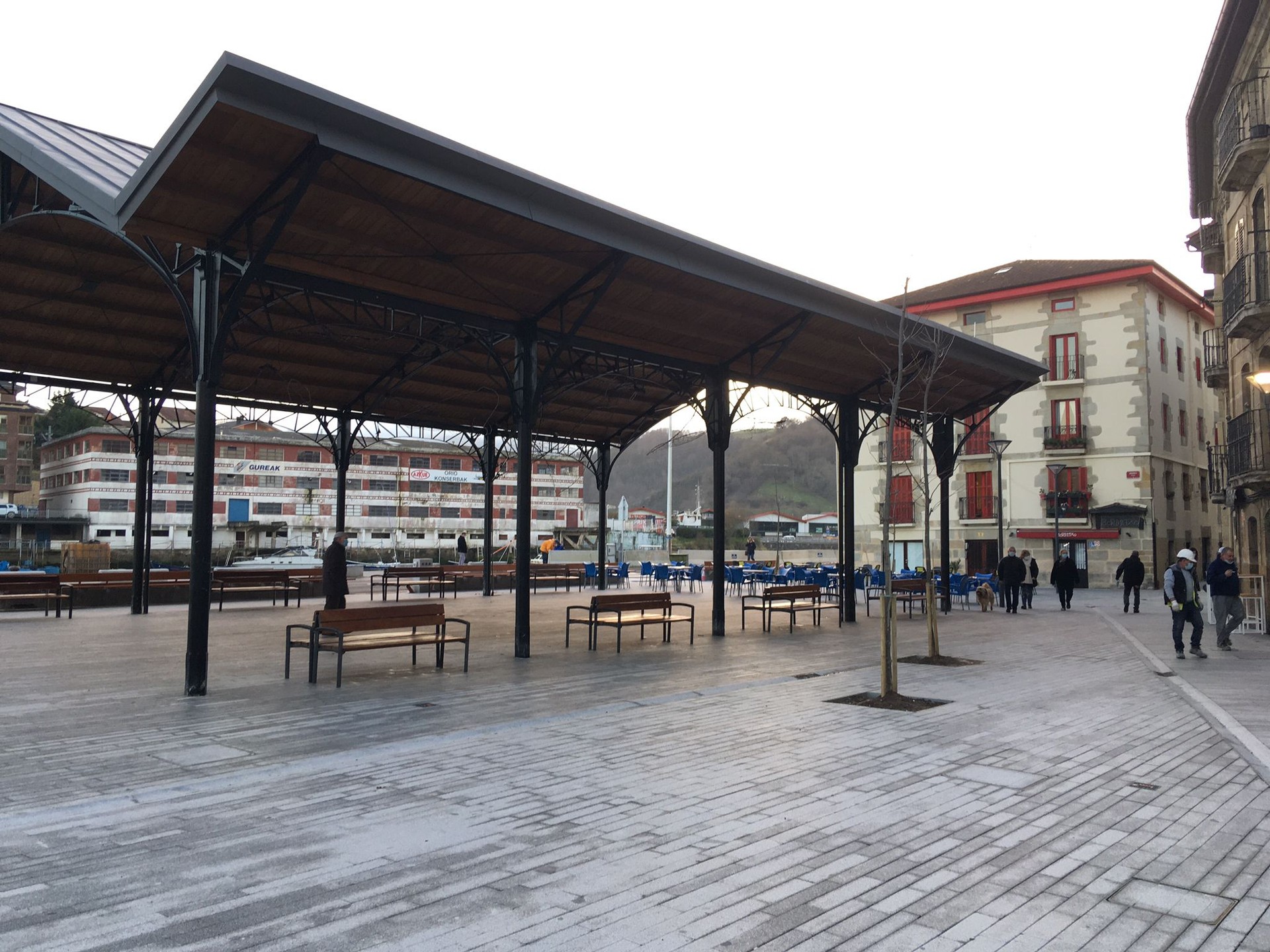 Udalerri guztiak ixtea eta bilkurak lau pertsonatara mugatzea erabaki du Eusko Jaurlaritzak