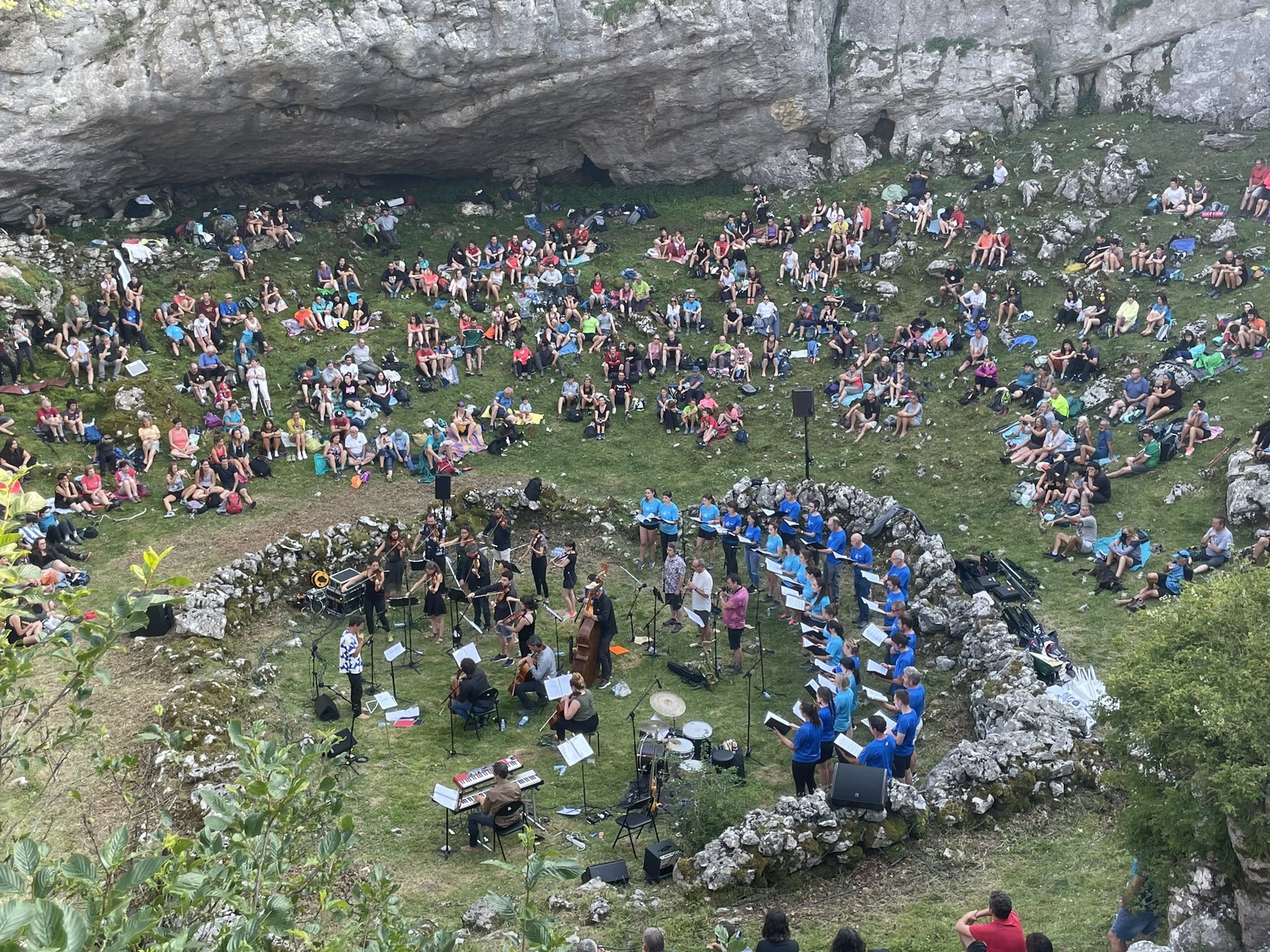 Anarik Urmuga mendi ibilaldi musikatuan abestu du