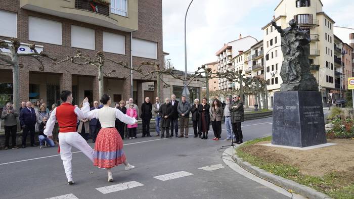 Antonio Oteizari omenaldia egitearekin batera, haren 'Ongi etorri' eskultura inauguratu dute