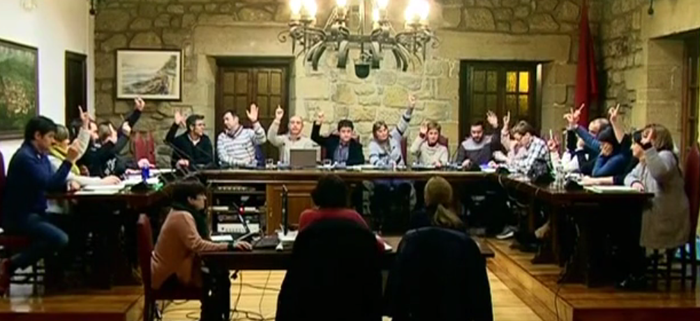 Azafatak podiumetik kentzeko mozioa onartu dute