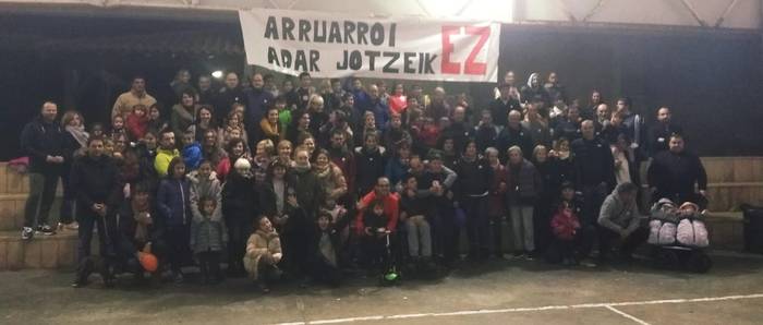 Arroarrek elkarretaratze jendetsua egin dute biribilgunearen proiektuarekin gertatu dena salatzeko