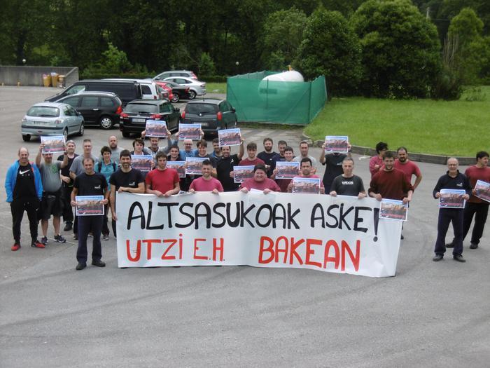 Altsasuko auziko gazteei babesa agertu diete Zubialde industrialdeko hainbat langilek