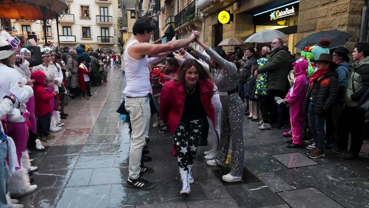 Inoizko konpartsarik jendetsuena hartu du herriak