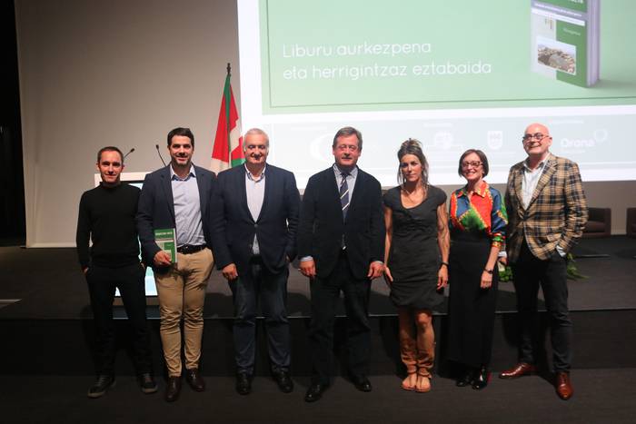 'Burujabetzaren bidetik' liburua aurkeztu dute Andoni Eizagirrek eta Ion Muñoak