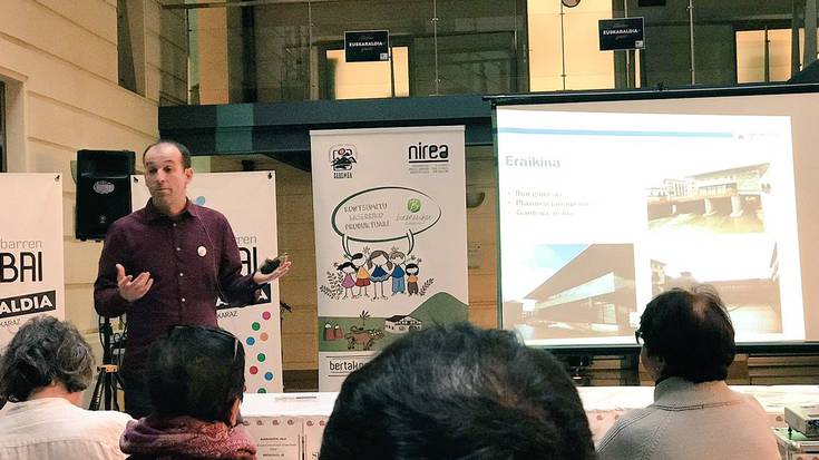 Azoka Plazaren proiektua aurkeztu du Josu Labakak Eibarko Slow Food jardunaldietan