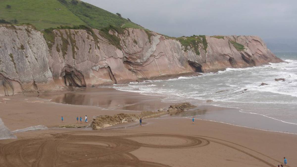 Emakume baten gorpua aurkitu dute gaur goizean Itzurun hondartzan