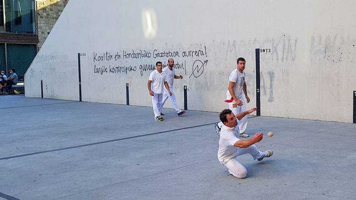 Pala eta esku pilota txapelketetako lehen jardunaldiak jokatu dituzte