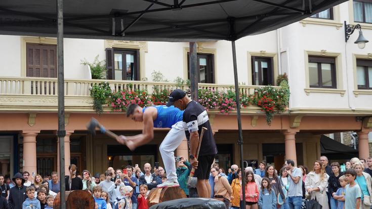 Bisitarien zein herritarren ikusmina piztu du herri kirol erakustaldiak