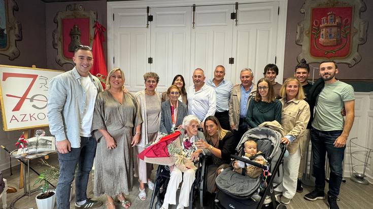 Maria Rosario Agirrek 100 urte bete ditu, eta oroigarria jaso du