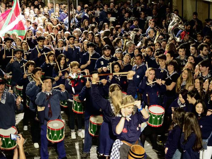 BIDEOA: Banderaren igoera eta San Telmoren martxa Zumaian