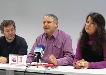 Zarauzko PSE-EEk herrian presoak goratzeko kartelak zintzilikatu izana salatu du