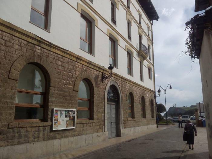 Amiantoaren inguruko hitzaldia izango da bihar, Zumaian