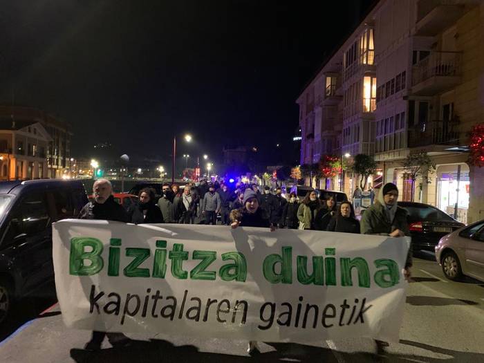 Bizitza duinen alde atera dira herritarrak kalera Zumaian