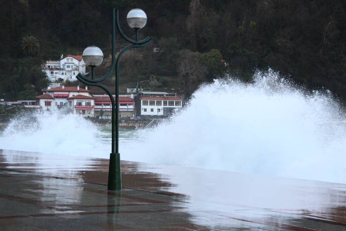 Olatu handiek Zarauzko kostaldea jo dute