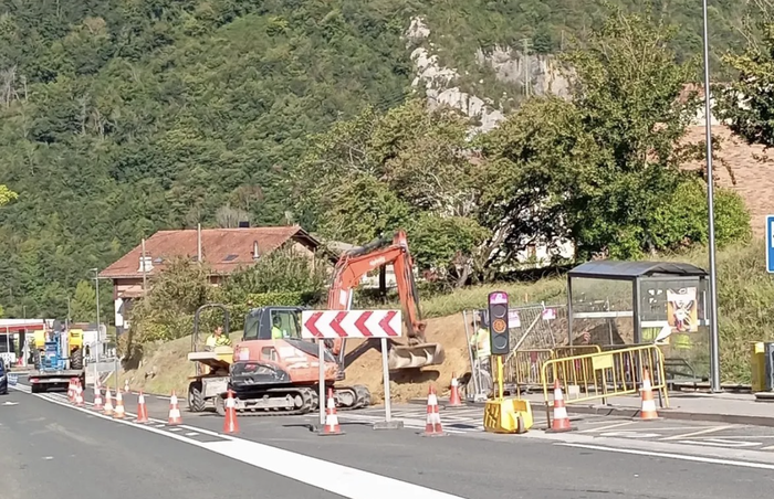Hasi dituzte Arteaga auzoa eta autobus geltokia lotuko dituen espaloia eraikitzeko lanak