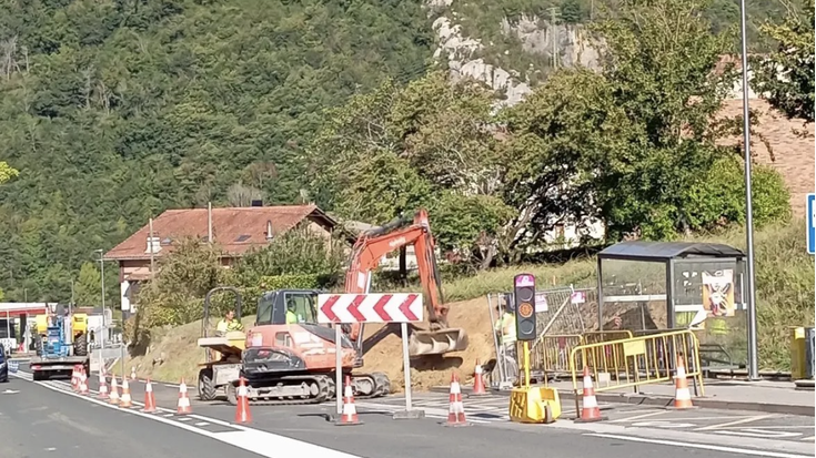 Hasi dituzte Arteaga auzoa eta autobus geltokia lotuko dituen espaloia eraikitzeko lanak